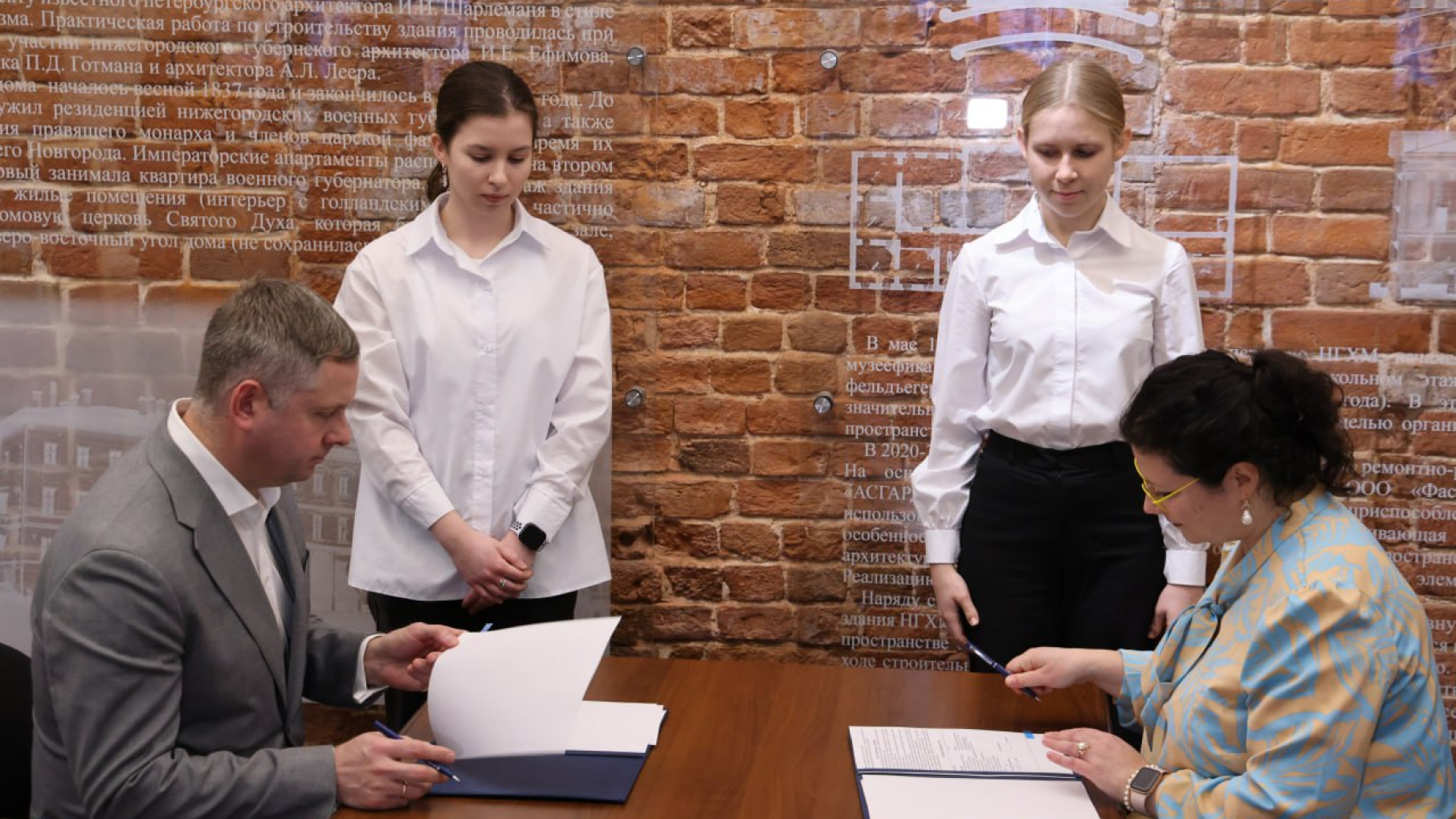 НИУ ВШЭ, минкульт и НГХМ представят выставку «Слияния. Выставка о совпадениях и стечениях обстоятельств»