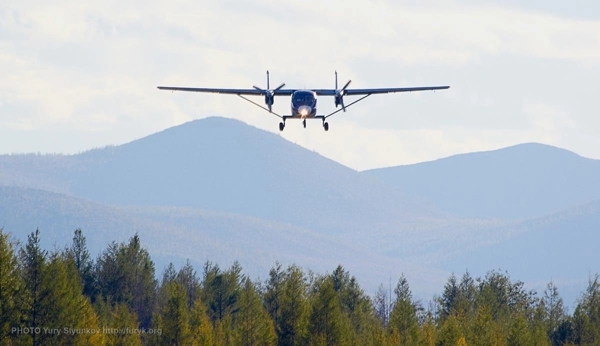 Ан-28 заходит на посадку в аэропорту Сусуман