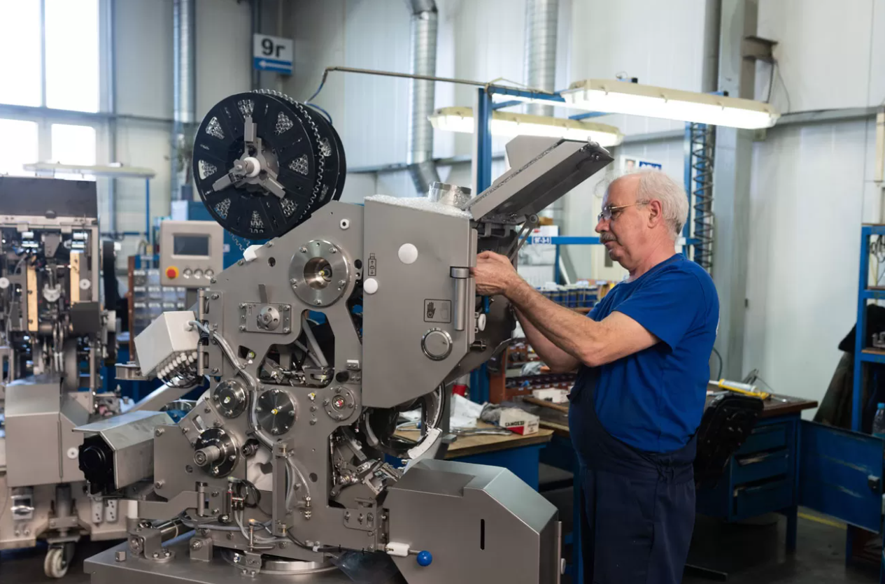 работающие пенсионеры беларуси. нищета в беларуси. пенсионеры беларусь. пожилой работник. никита масленников экономист.