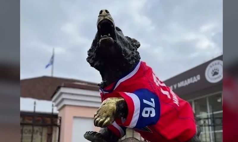 В Ярославле у рычащей статуи медведя украли свитер «Локомотива»
