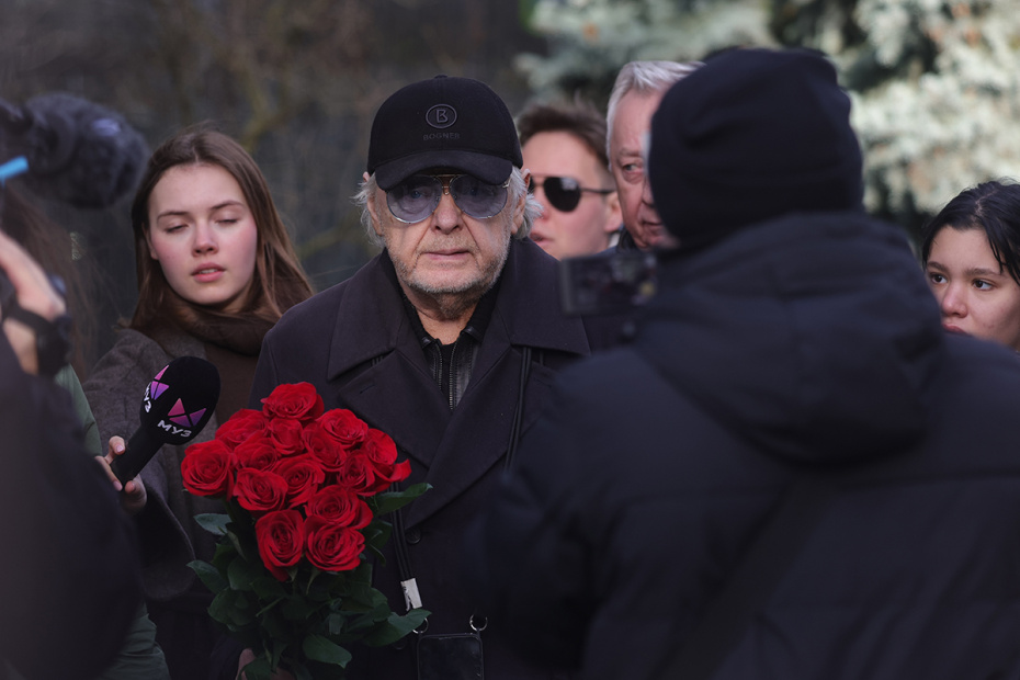 Юрий Антонов на церемонии рощания с телеведущим Юрием Николаевым на Троекуровском кладбище в Москве
