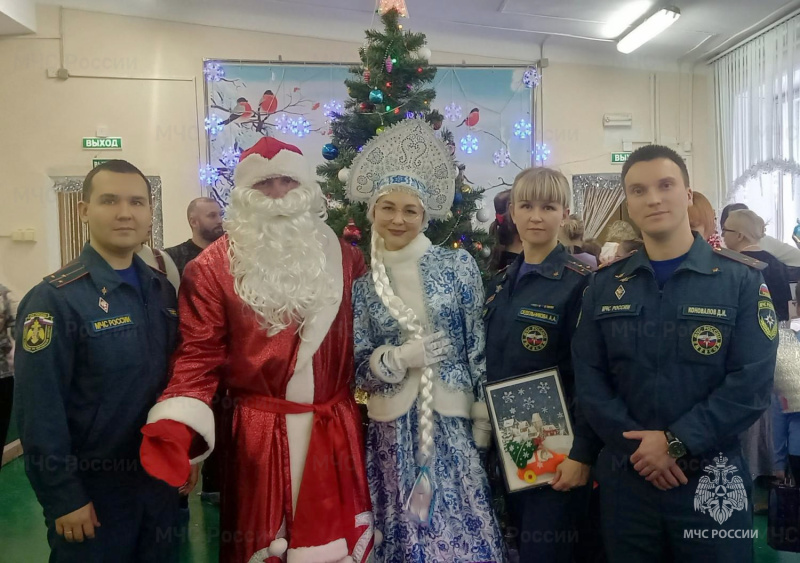 Кировские спасатели поздравили воспитанников Дома ребенка с Новым годом