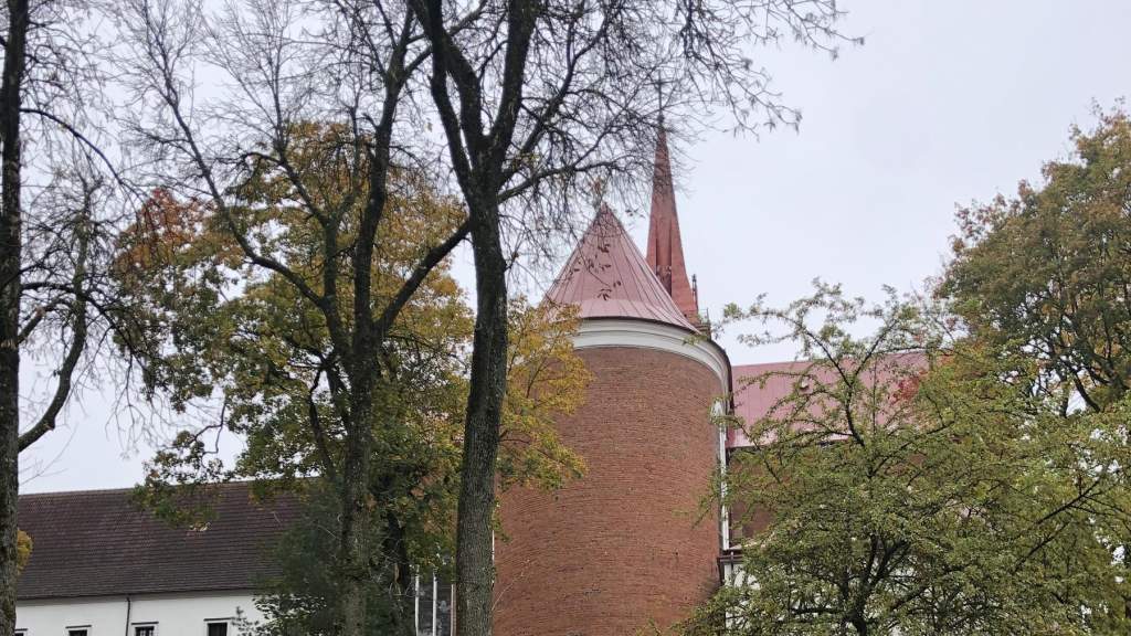 УХОДЯЩАЯ ОСЕНЬ В ПАРКЕ КРЕТИНГИ