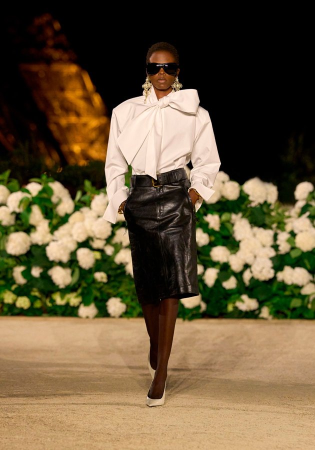 Шоу Saint Laurent, проходившее у подножия Эйфелевой башни на Площади Трокадеро