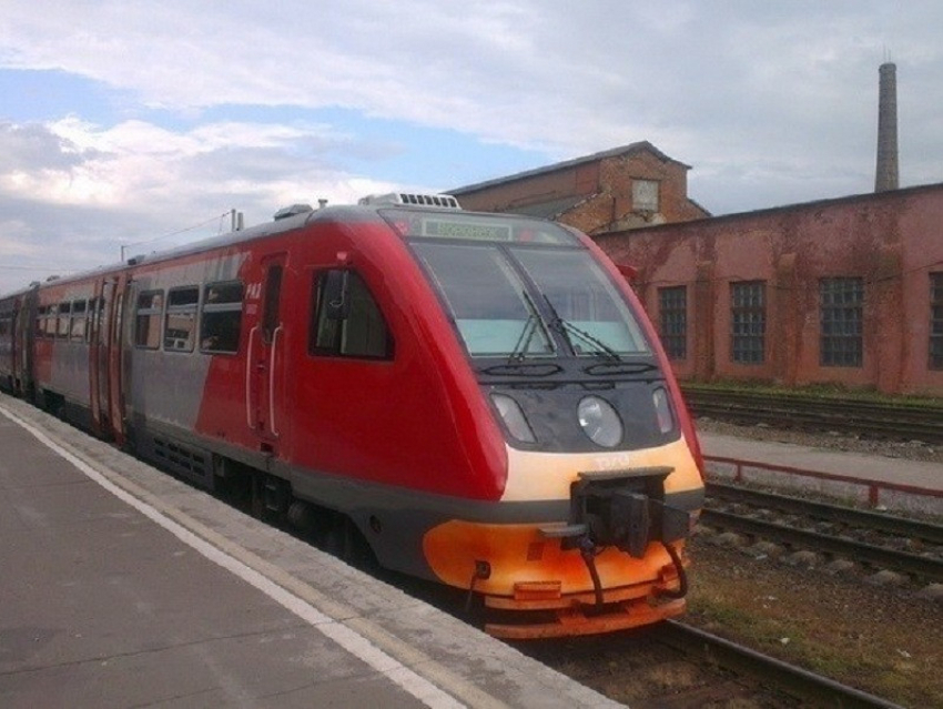 Электричка борисоглебск жердевка. Грязи воронежские жердевка. Электричка грязи жердевка. Станция жердевка ювжд. Локомотив ра2.
