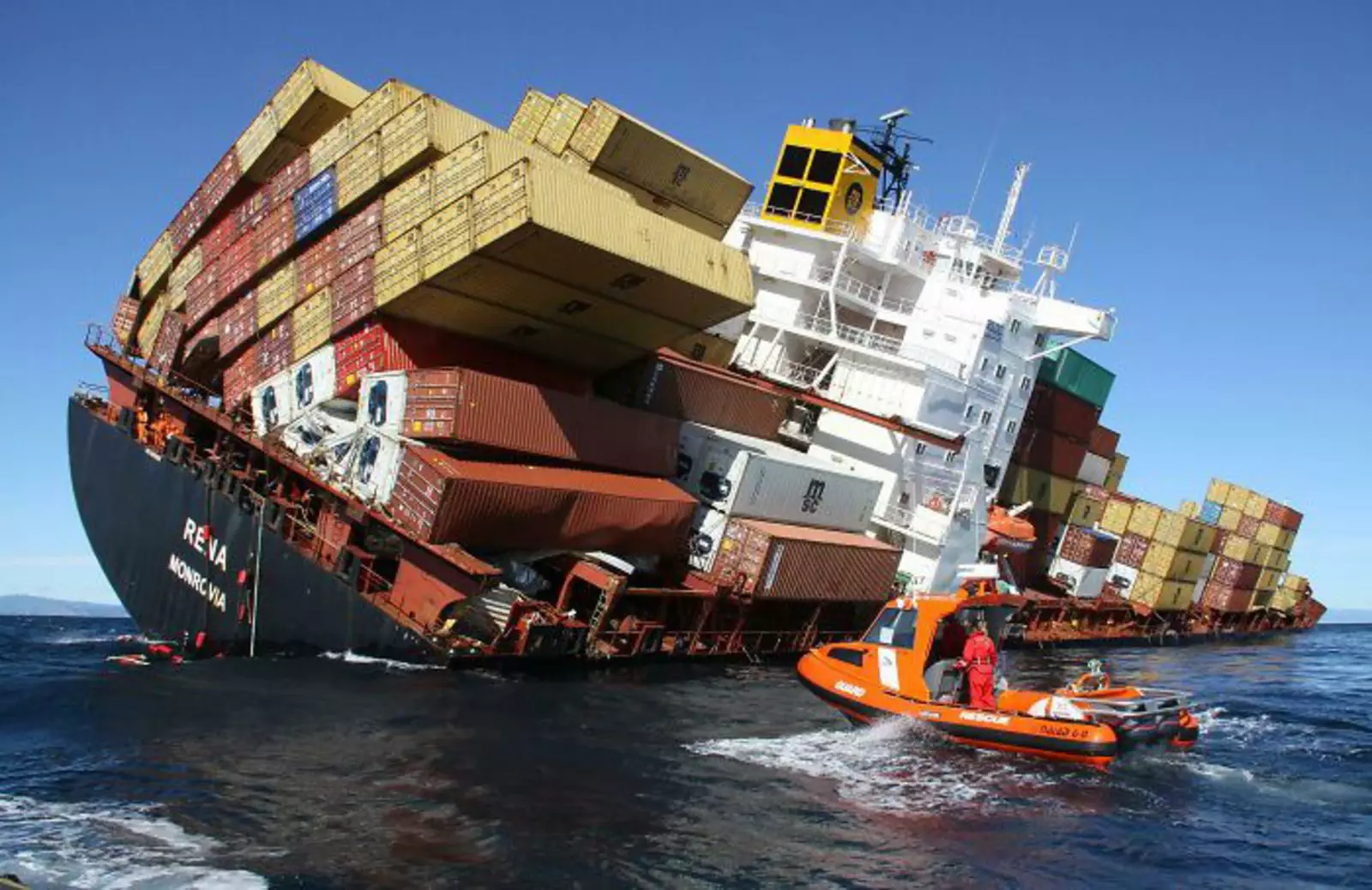 Судно Mv Rena на мели у побережья Тауранги, Новая Зеландия.