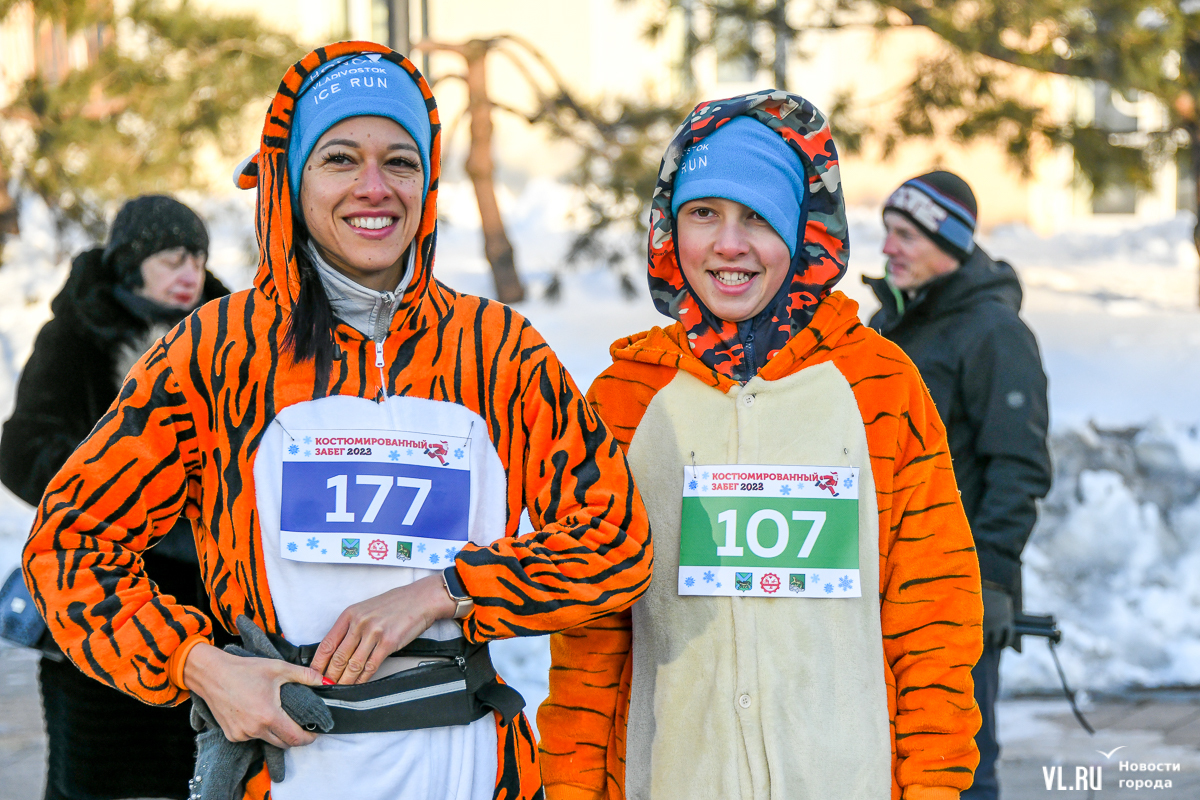 Забеги январь. Костюмированный забег. Костюмированный забег на лыжах. Костюмированный забег 1 января 2023 Владивосток. Хороших забегов в новом году.