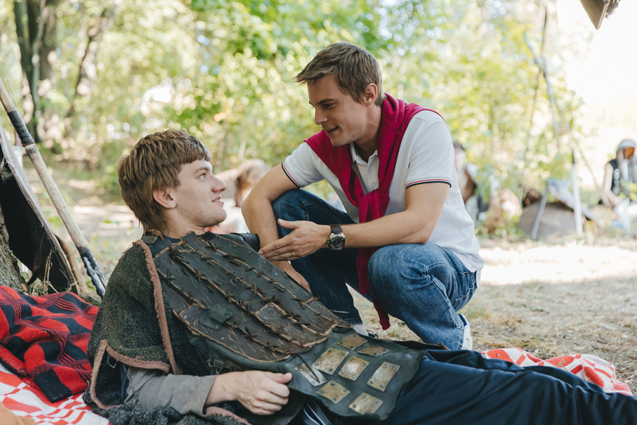 Кадры из фильма «Москва слезам не верит. Всё только начинается». Актены Иван Янковский и Андрей Максимов