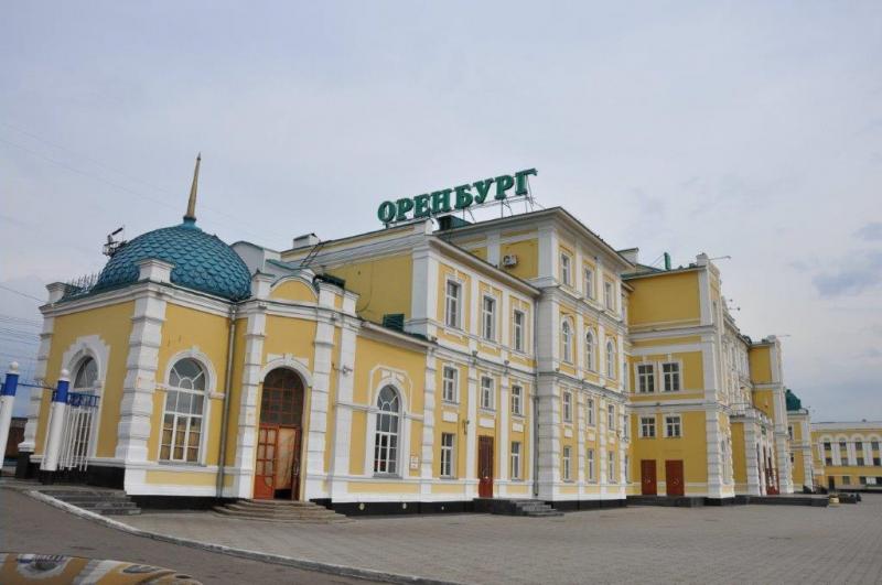 Жд вокзал города оренбурга. Вокзал Оренбург 1900. ЖД вокзал Оренбург. Пригородный вокзал Оренбург. Привокзальная площадь Оренбург.