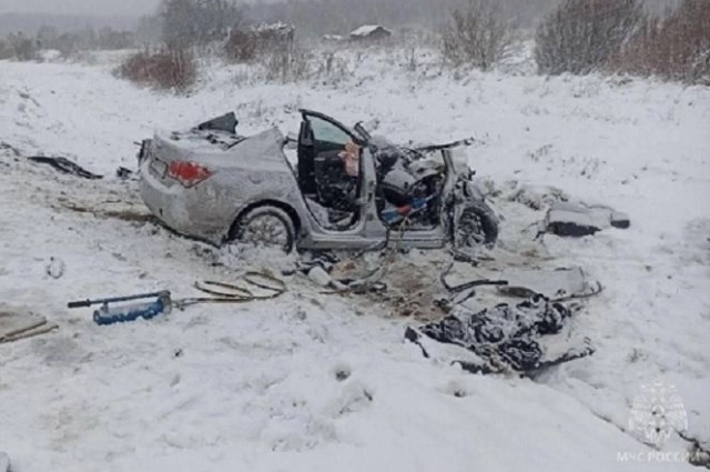 Автомобиль, в котором находилась семья, сильно смяло.