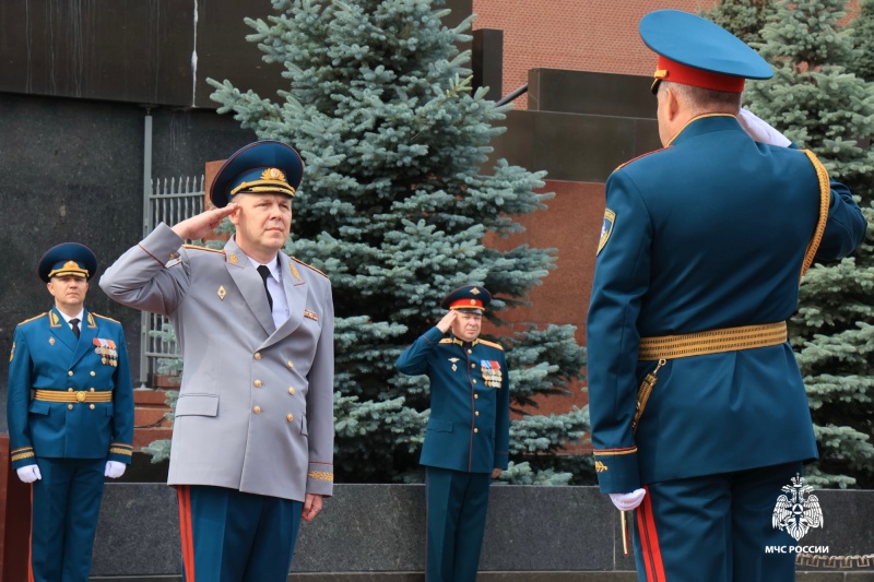 На Красной площади вручили дипломы выпускникам двух вузов МЧС России