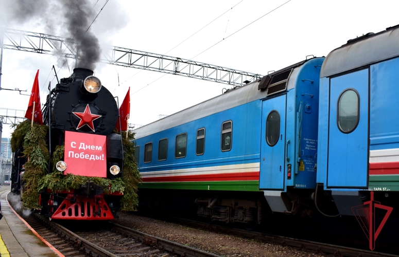 На железнодорожную станцию «Владивосток» под звуки военного оркестра Росгвардии прибыл поезд Победы
