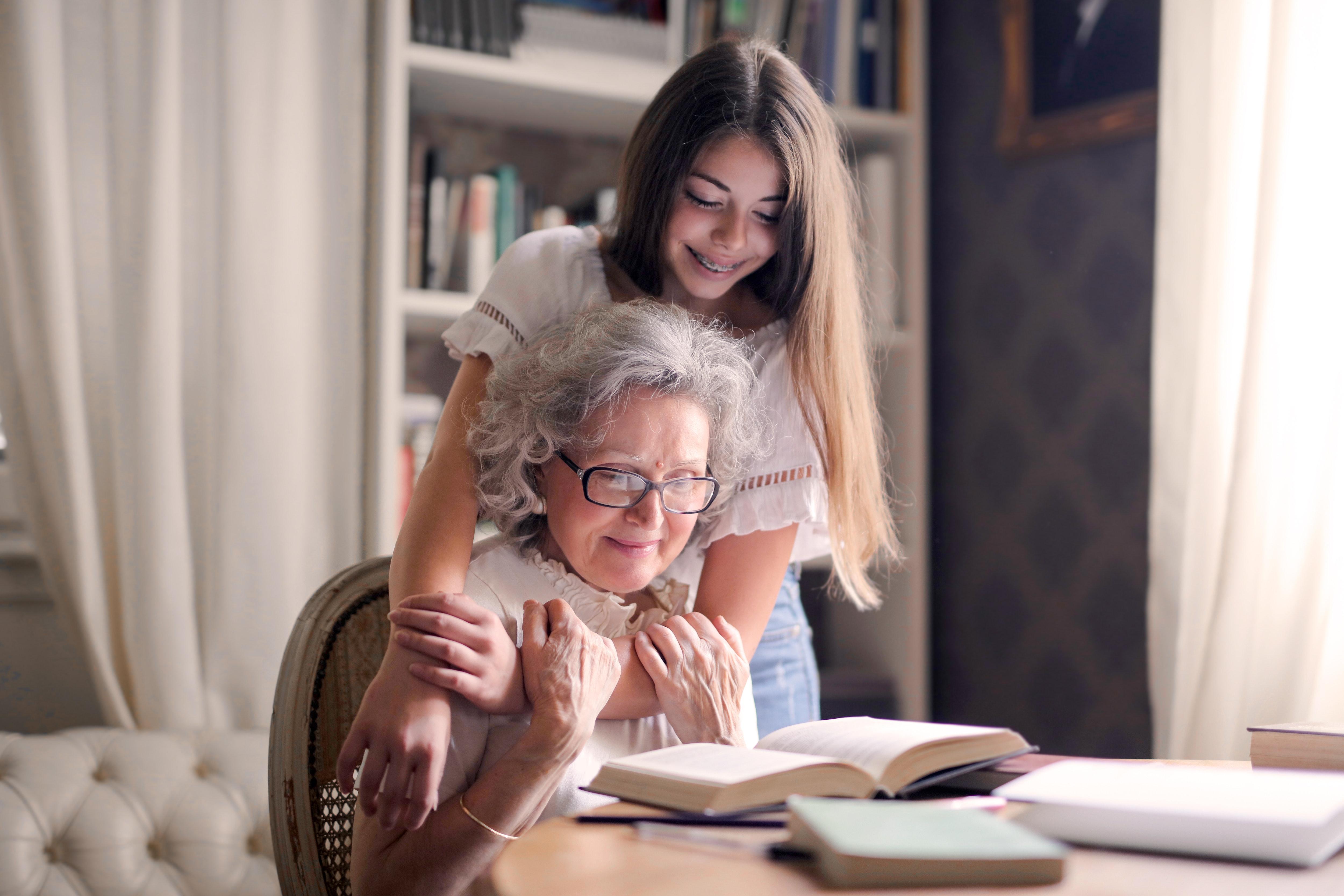 Grandma with them. Бабушка и внучка. Бабушка и внучка подросток. Бабушка обнимает. Бабушка обнимает внучку.