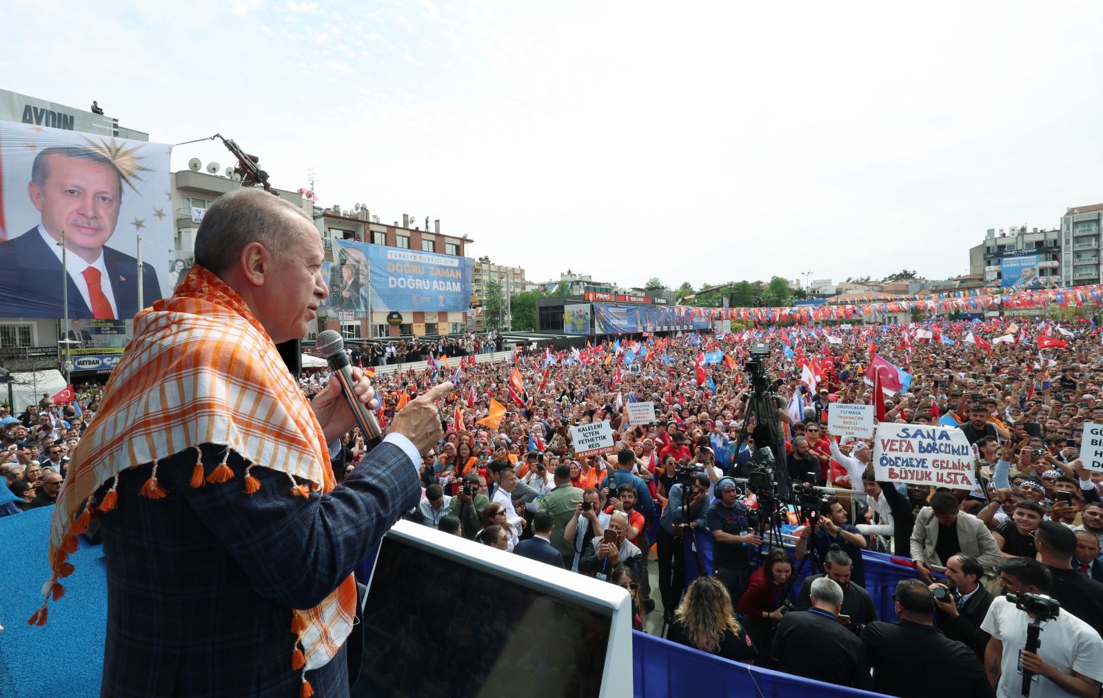 Президент Турции и лидер Партии справедливости и развития Реджеп Тайип Эрдоган приветствует толпу на предвыборном митинге в Айдыне, Турция, 9 мая 2023