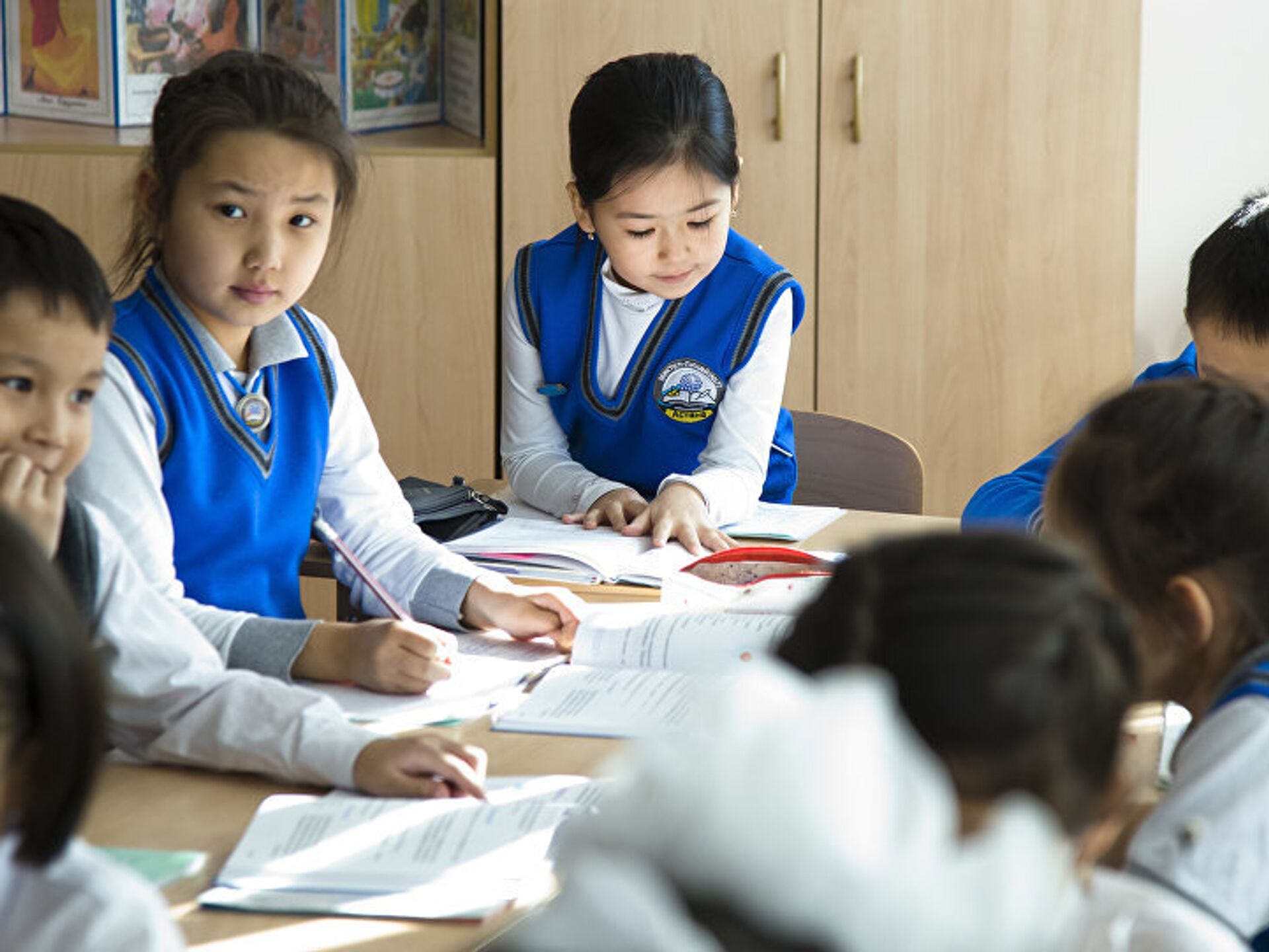 Омская область малый бизнес. Трехъязычное образование в казахстане. Карта русскоязычного населения казахстана. В казахстане 2 языка. Казахстанский алфавит на латинице.