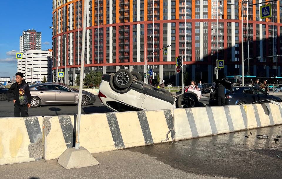 Что произошло на комендантском. Авария на Комендантском проспекте. ДТП на Комендантском проспекте сейчас. Авария на Комендантском проспекте вчера. ДТП на Комендантском проспекте сегодня.