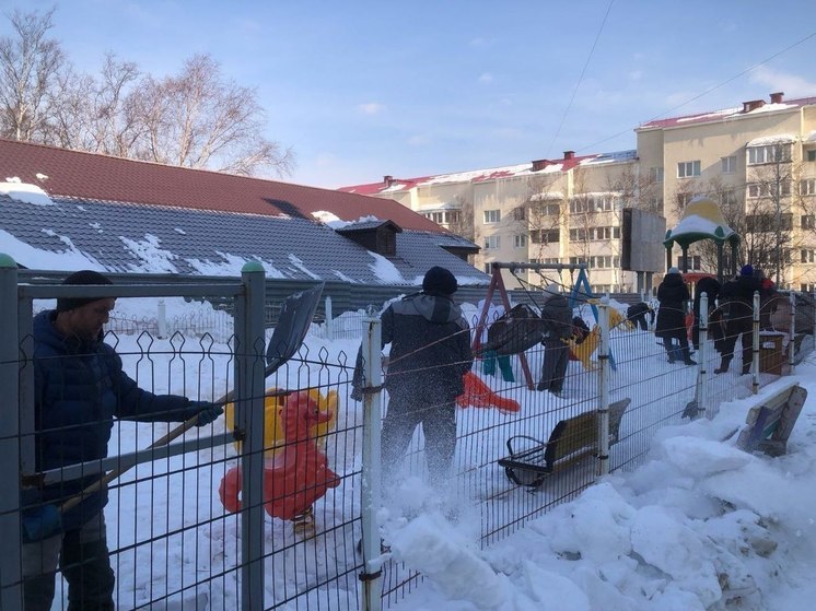 Жители и партийцы Корсаково освободили из снежного плена детскую площадку