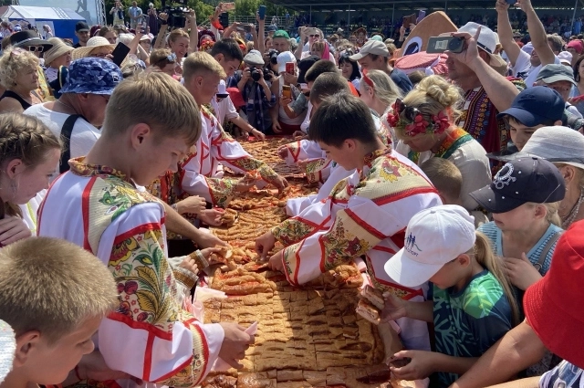 Пятиметровый пирог съели меньше, чем за минуту.