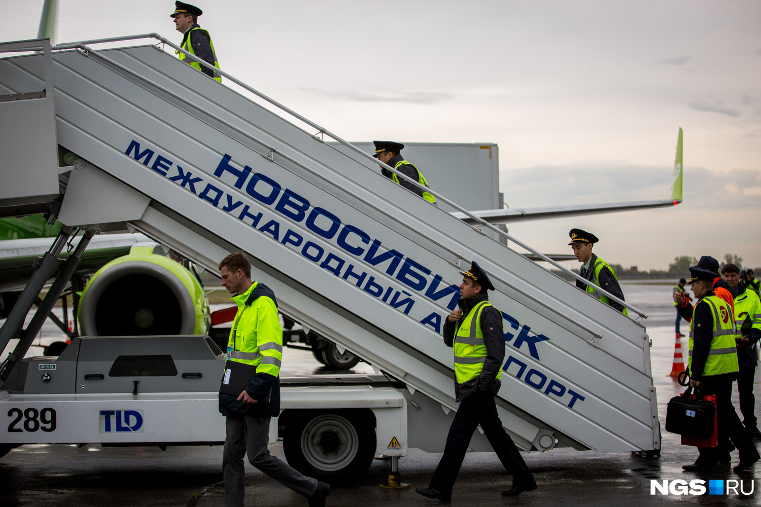 Всего S7 планирует сократить присутствие в Москве на 15%. Часть сотрудников будет переброшена в Сибирь, часть может уйти в другие авиакомпании