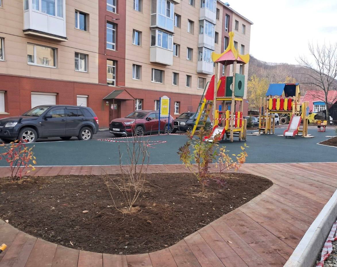 В краевом центре обустраивают дворовые территории в рамках проекта «Благоустройство дальневосточных дворов»