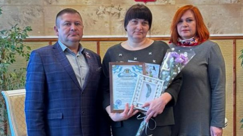 Жительнице Гордеевского района вручили сертификат на областной маткапитал