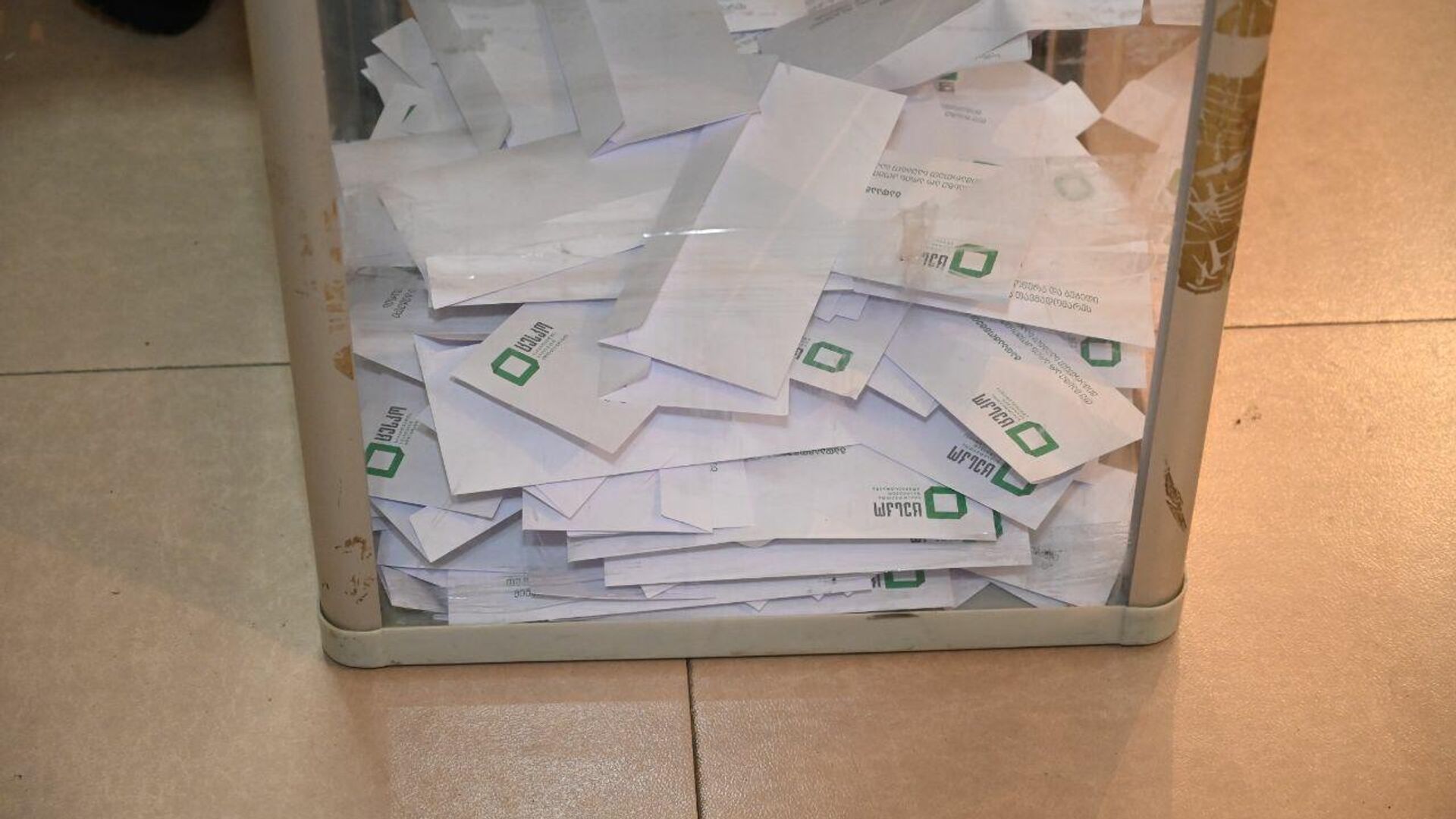 Местные выборы в Грузии 2 октября - избирательные бюллетени в урне для голосования - Sputnik Грузия, 1920, 24.07.2025