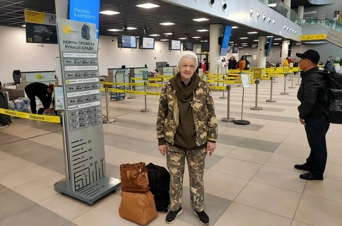 Переехать в хабаровск. Солдаты в аэропорту. Российские военные добрые дела. Охрана торгового центра в Тюмени.