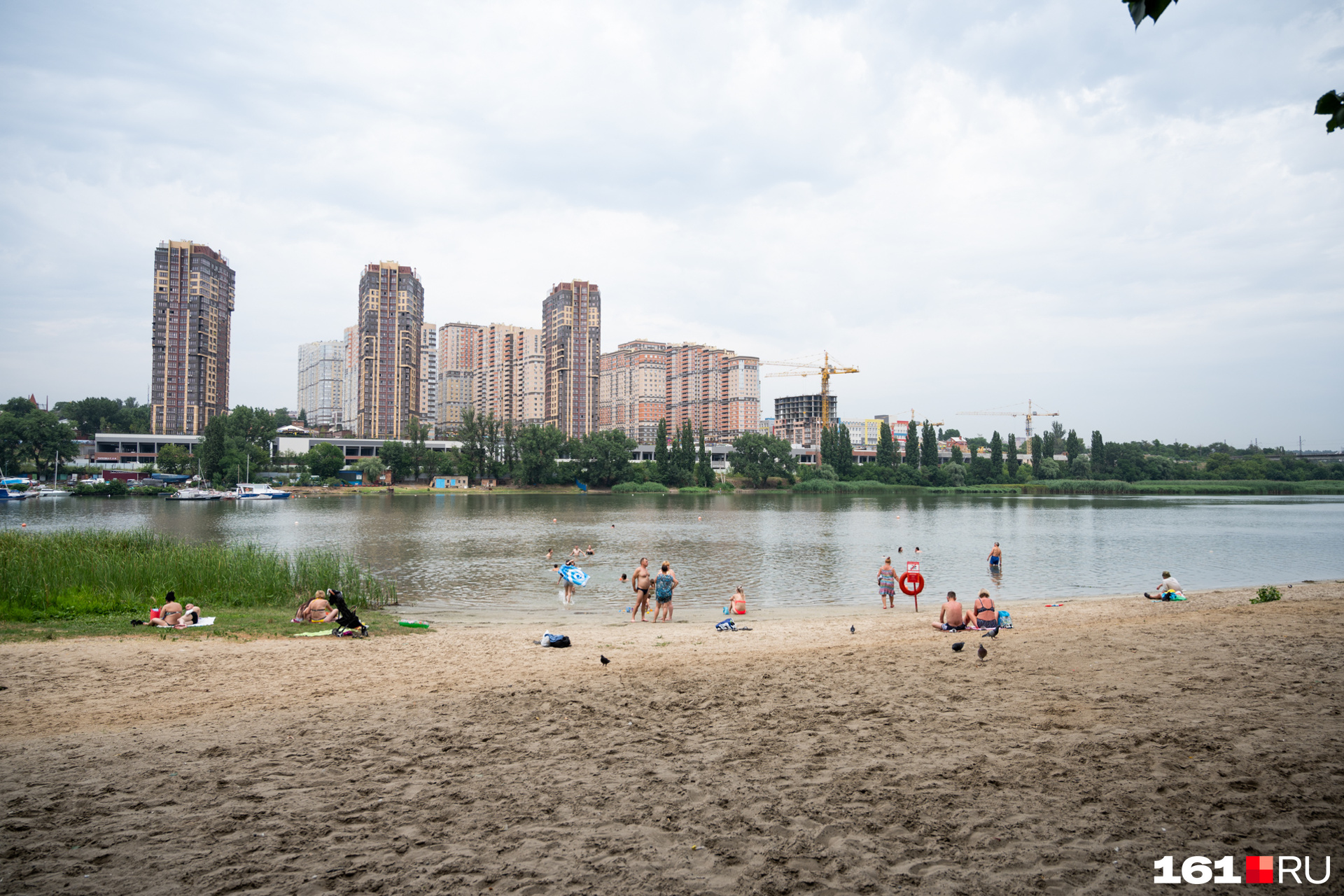 Пляж на зеленом острове Ростов