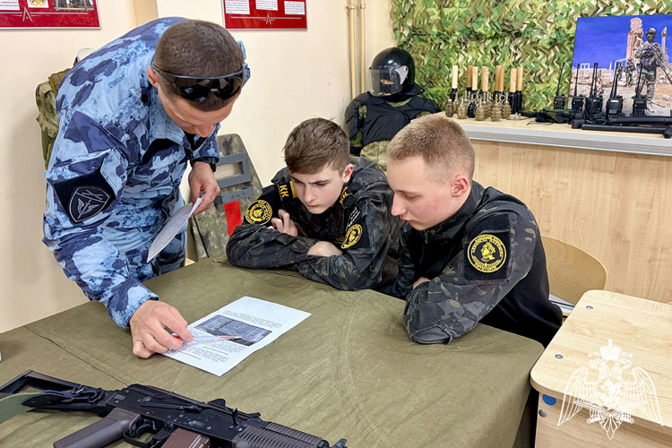 Сотрудники ОМОН «Машук» готовят кадетов к участию в «Зарнице 2.0»