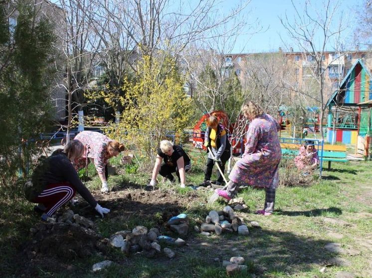 Астраханские соцработники присоединились к «Месячнику чистоты»