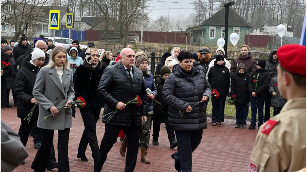 В брянском поселке Любохна увековечили память героя СВО Ивана Никишонкова