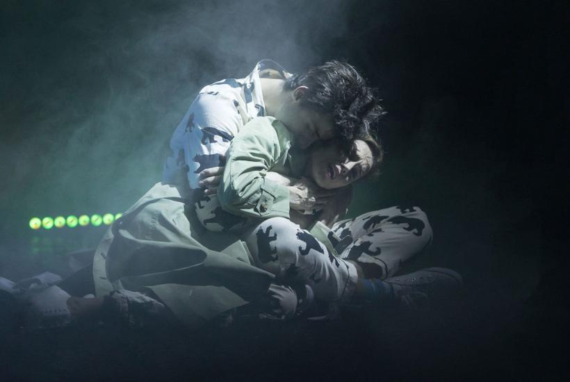 Сцена из спектакля театра Модерн Вероника решает