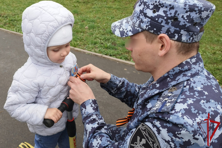 В Пскове прошла патриотическая акция «Библиогид по улицам Героев Победы»
