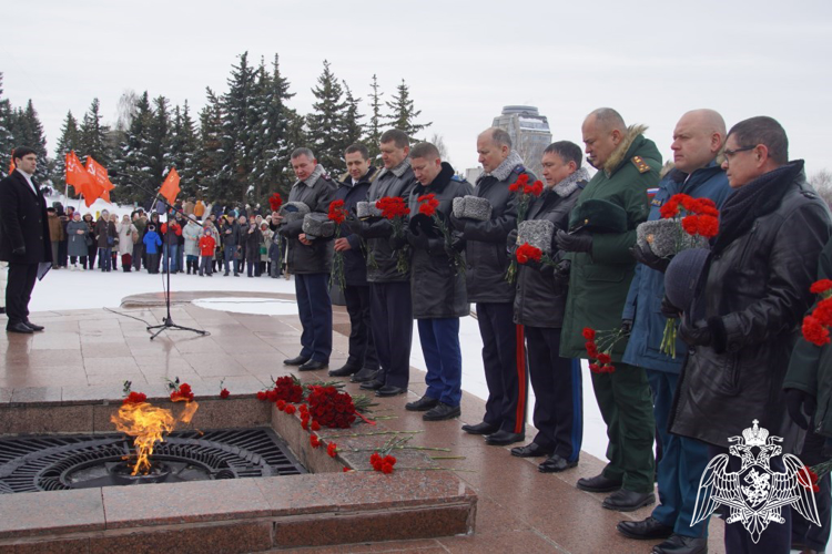 В День защитника Отечества сотрудники Росгвардии возложили цветы к Вечному огню 