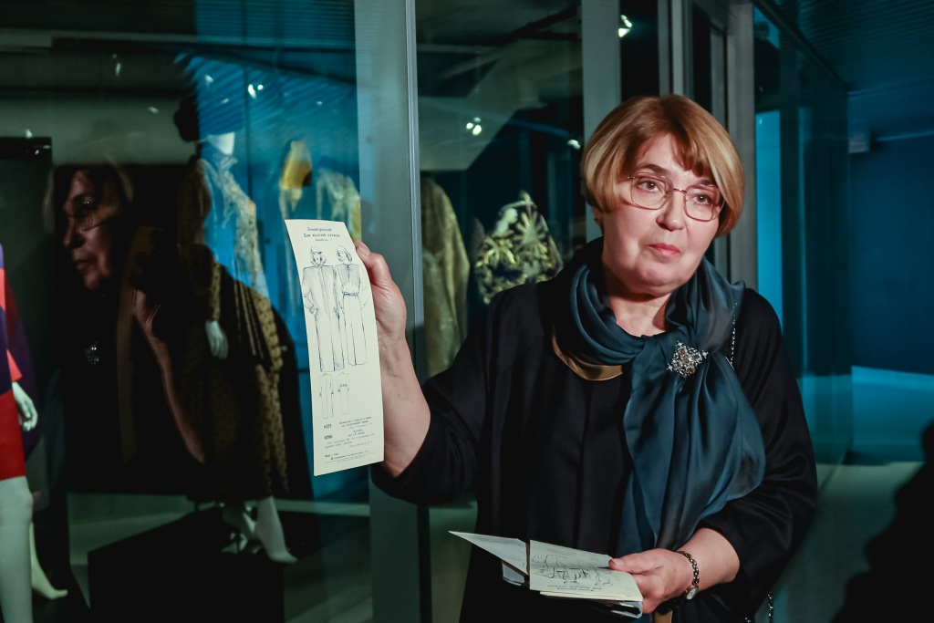 Нина Тарасова показыват модели костюмов. Фото: Ирина Иванова. Правообладатель: Институт культурных программ.