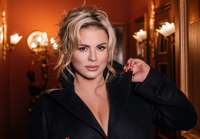 Певица Семенович сообщила поклонникам, что ее грудь весит 10 килограммов