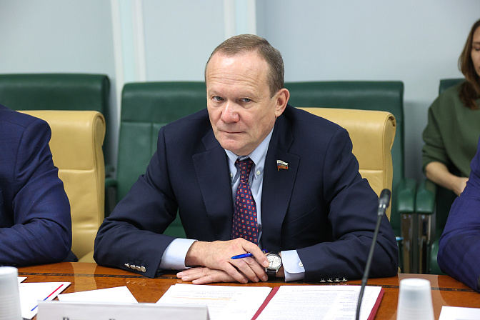 сенатор виктор зобнев