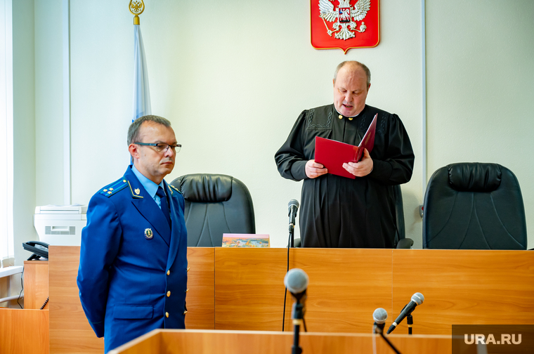 Судья Андрей Зюзиков зачитывает приговор 17-летнему подростку