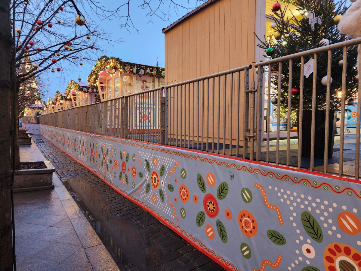 Дымковские мотивы на катке у ГУМа в Москве.