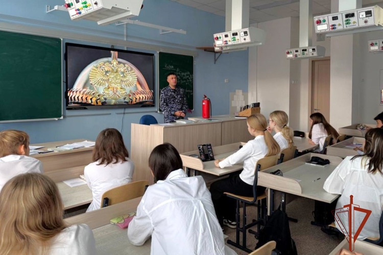 Пожарная безопасность в осенне-зимний период стала темой встречи офицера Росгвардии с абаканскими школьниками