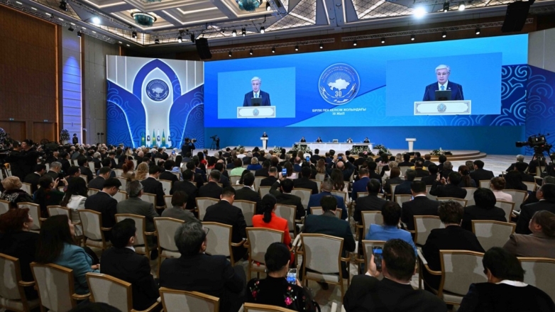 Токаев выступает на сессии Ассамблеи народа Казахстана