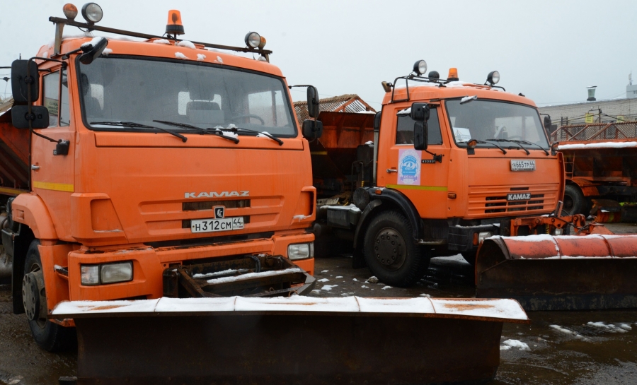 В Костромской области приступили к обработке дорог в районах, где ночью выпал снег