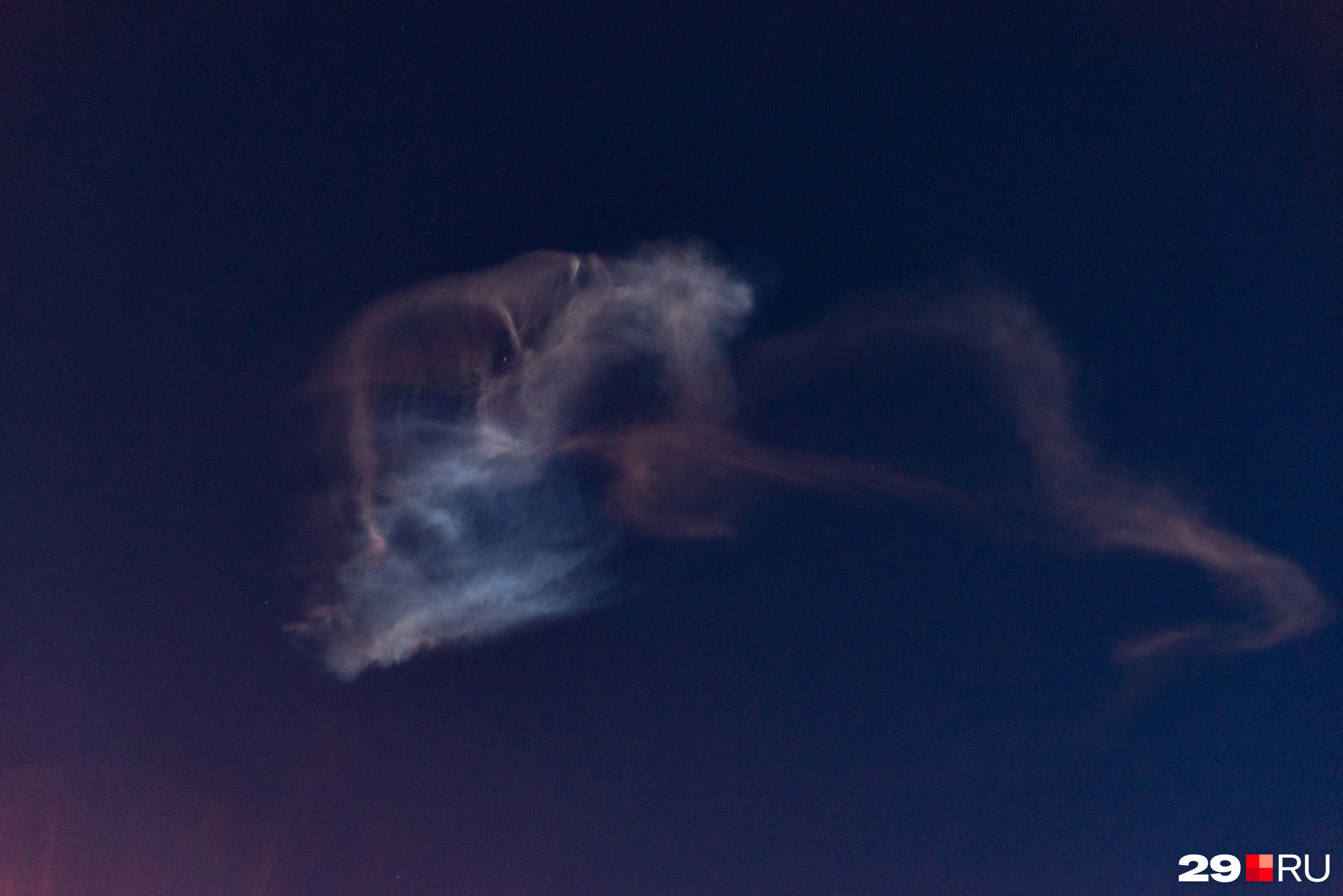 Разрасталась на небе. Ракетный след медуза. Космическая медуза. Странный след в небе все больше и больше.