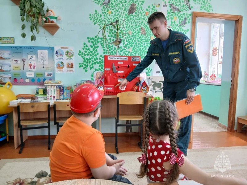 «Огонь – не игрушка»: сотрудники МЧС России учат детей безопасности