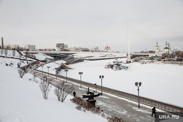 Снежная тюмень. Набережная Тюмень зимой. Зимняя Тюмень. Тюмень набережная стены. Тюмень 2001 зима сугробы.