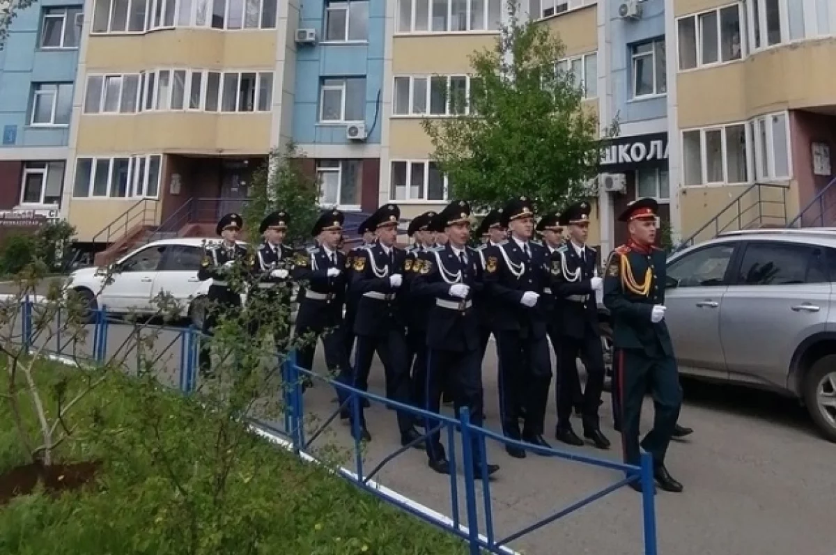 Оренбуржцев поздравляют с Днем Победы.