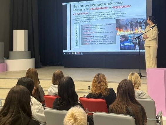 Сотрудники Управления Министерства юстиции Российской Федерации по Вологодской области продолжают проводить информационно-просветительские мероприятия, направленные на предупреждение проявлений терроризма и экстремизма среди несовершеннолетних (15.10.2025) Фото 2