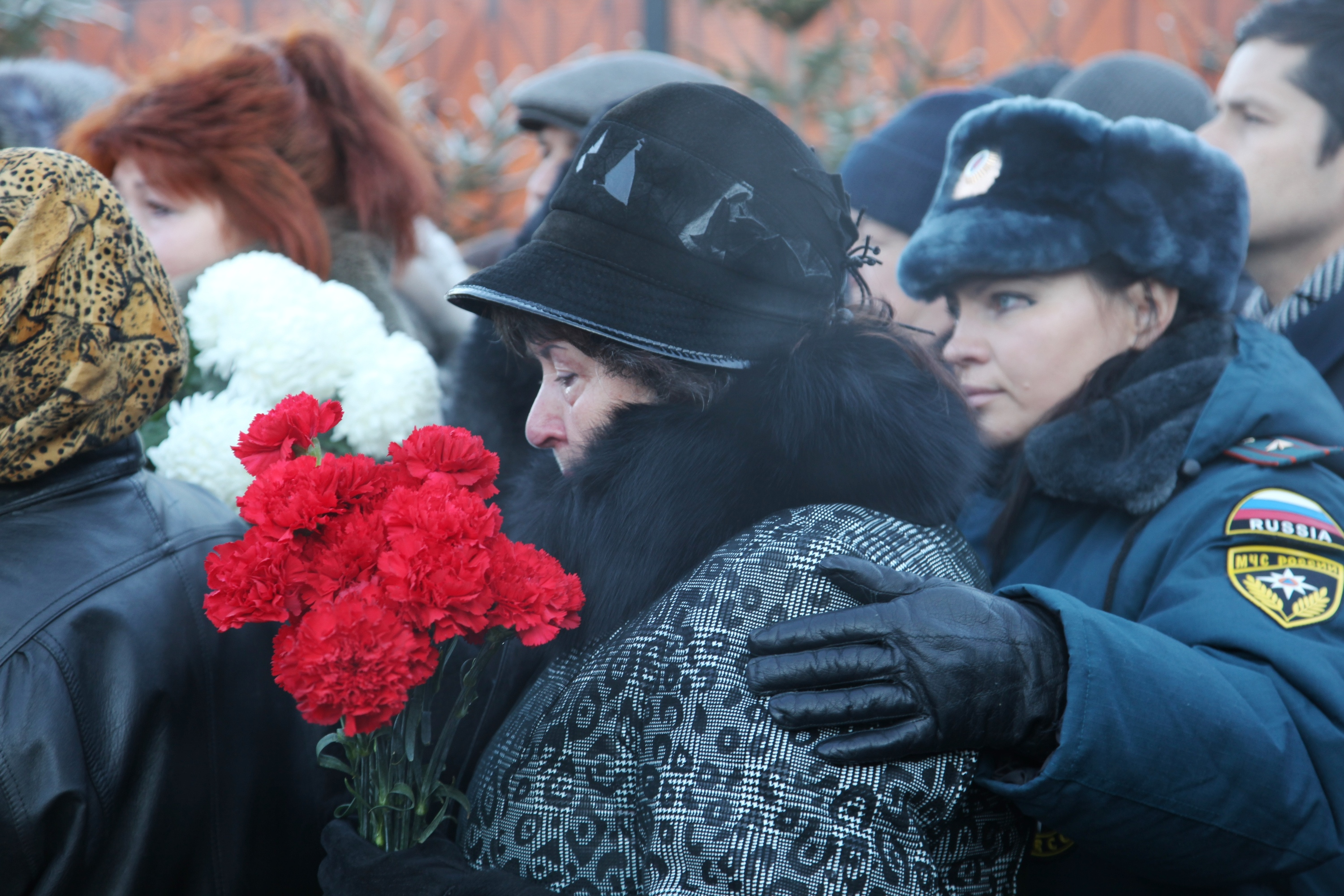 На территории аэропорта собрались родственники и близкие жертв трагедии