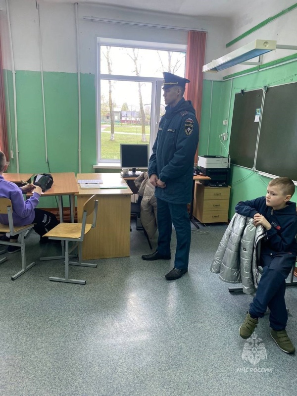 Елизовские сотрудники МЧС России учили детей эвакуироваться из здания во время пожара