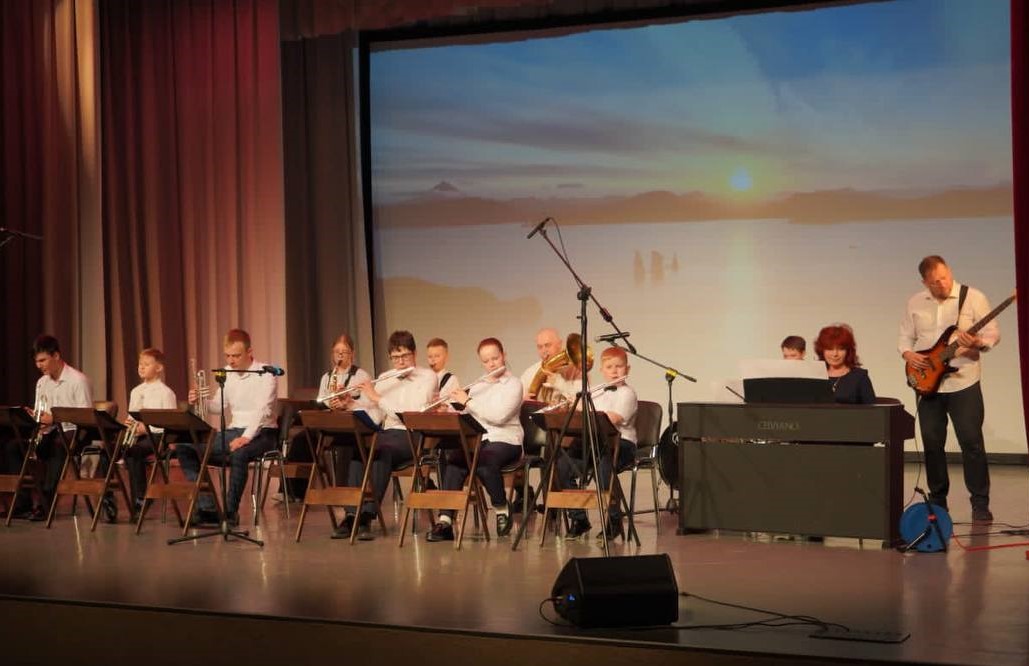 Коллектив Детской музыкальной школы №7 поздравили с 35-летием со дня образования